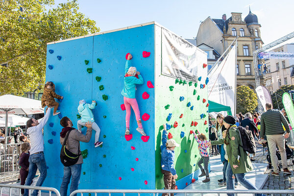 Mit ein wenig Unterstützung bezwangen auch kleine Gäste den Boulderwürfel im Volkswagen Financial Services Kletterpark. (Wird bei Klick vergrößert)