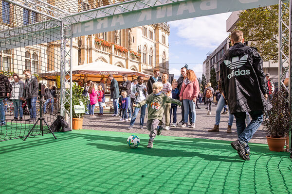 Volle Konzentration: Bei der Schussgeschwindigkeitsmessung in der Fußball-Event-Arena von der PSD Bank Braunschweig mussten die Besucherinnen und Besucher nicht nur hart, sondern auch genau schießen, um Geschwindigkeit zu erreichen. (Wird bei Klick vergrößert)