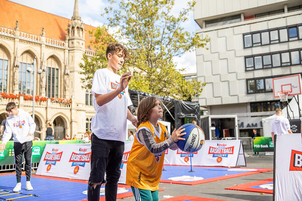 Mit der richtigen Mischung aus Konzentration und Fingerspitzengefühl und der fachkundigen Unterstützung der Basketball Löwen gelang den Nachwuchsbasketballerinnen und -basketballern der „kinder+Sport Basketball Academy“ der perfekte Wurf in den Korb. (Wird bei Klick vergrößert)