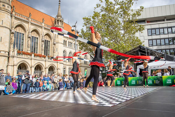 Leichtfüßig begeisterte das mehrfach ausgezeichnete Team des MTV Braunschweig mit ihrer Rhythmischen Sportgymnastik die Besucherinnen und Besucher auf dem Platz der Deutschen Einheit. (Wird bei Klick vergrößert)