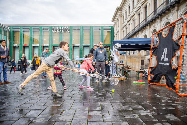 Mit der richtigen Haltung klappt das Toreschießen beim Lacrosse auch bei Regenwetter. (Wird bei Klick vergrößert)