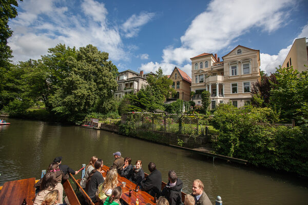 An einem lauen Nachmittag über die Oker fahren und dabei einer spannenden Geschichte lauschen, Sehenswürdigkeiten kennen lernen oder lecker speisen: Die Stadtführungssaison Sommer beginnt im April. (Wird bei Klick vergrößert)