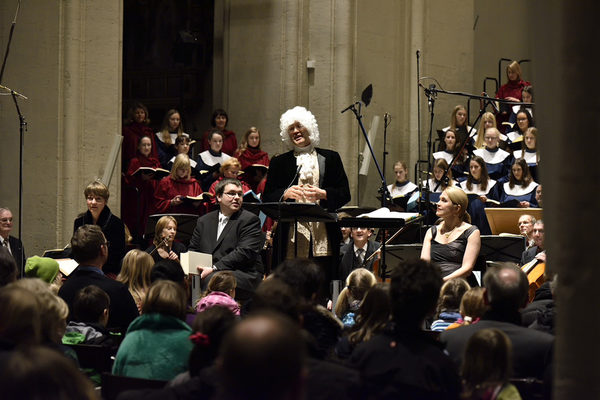 Für seine jungen Gäste wirft sich Domkantor Gerd-Peter Münden in das Kostüm von Johann Sebastian Bach und erklärt ihnen Stücke aus den Kantaten I-III. (Wird bei Klick vergrößert)