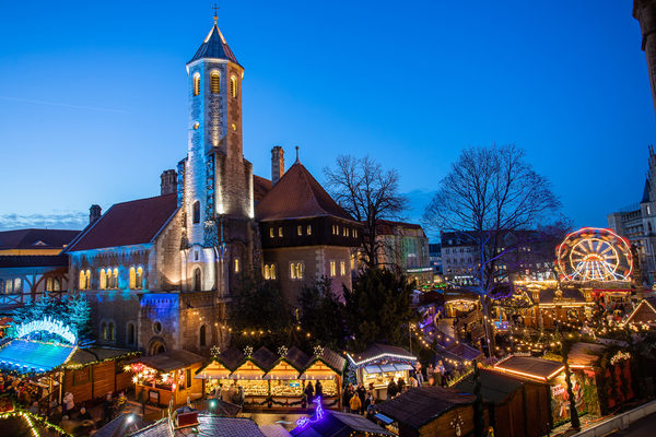 31 Tage lang tauchte der Weihnachtsmarkt die Plätze rund um die Burg Dankwarderode in stimmungsvolles Licht. (Wird bei Klick vergrößert)