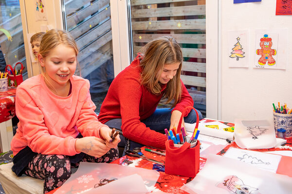 Persönliche Grüße aus der Weihnachtswerkstatt: Beim kostenlosen Kinderprogramm bastelten, spielten und buken die jungen Gäste. (Wird bei Klick vergrößert)