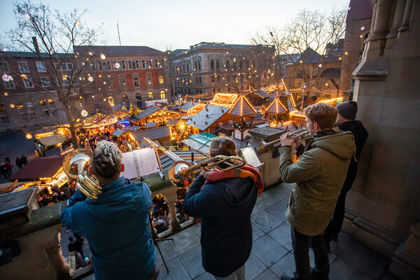 Süßer die Glocken nie klangen: Fast täglich spielten verschiedene Chöre und Instrumentalgruppen weihnachtliche Lieder. (Wird bei Klick vergrößert)