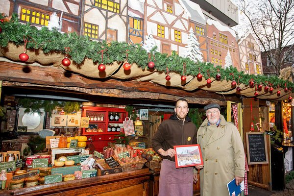 Regionale Produkte und frisches Brot aus dem Holzbackofen: Heinz-Werner Kretschmann vom Arbeitsausschuss Innenstadt Braunschweig e. V. übergab „Ernteonkel“ Jürgen Klein die Urkunde für den zweiten Platz. (Wird bei Klick vergrößert)