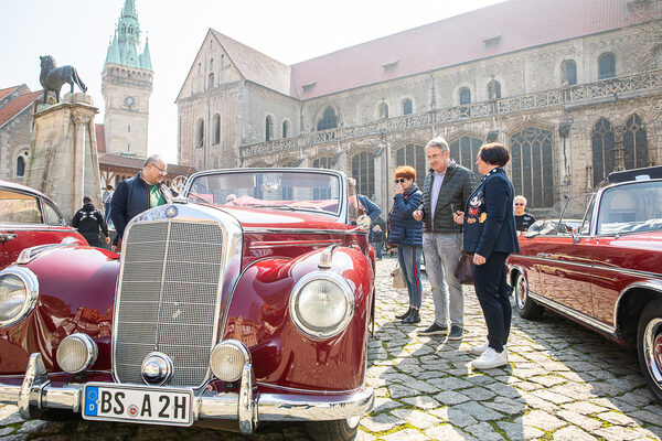 Ganz nah dran: Auf dem Burgplatz schlugen die Herzen von Oldtimerfans höher. (Wird bei Klick vergrößert)