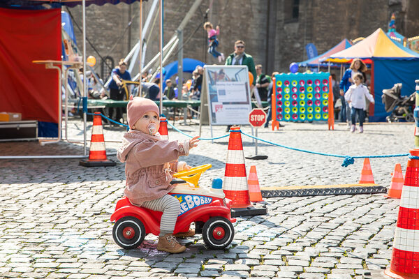 Volle Fahrt voraus: Die kleinsten Gäste probierten sich beim modeautofrühling beim Bobbycar-Führerschein aus. (Wird bei Klick vergrößert)