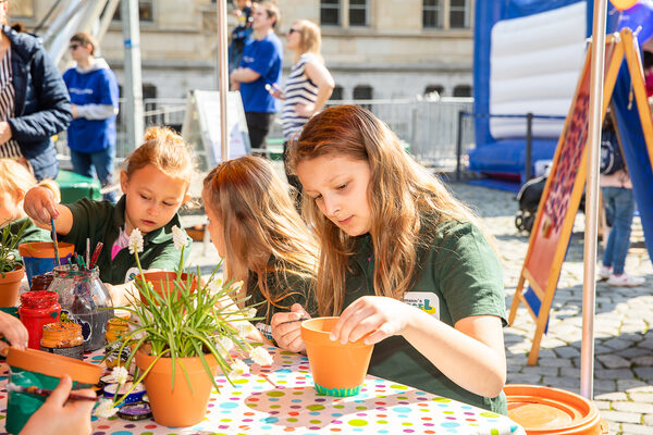 Kreativer Start in den Frühling: Beim Kinderprogramm des modeautofrühling gestalteten die jungen Gäste farbenfrohe Blumentöpfe. (Wird bei Klick vergrößert)