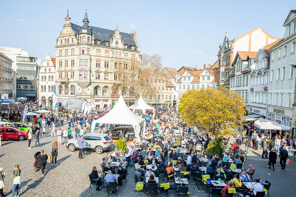 Der modeautofrühling lockte bei gutem Wetter zahlreiche Besucherinnen und Besucher auf den Kohlmarkt. (Wird bei Klick vergrößert)