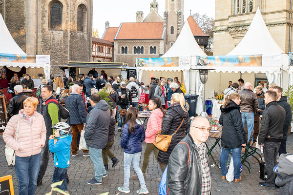 Vom 8. bis zum 10. November gibt es bei der mummegenussmeile auf der Nibelungen-Schlemmer-Meile auf dem Platz der Deutschen Einheit leckerere Mumme-Gerichte Braunschweiger Gastronomen. (Wird bei Klick vergrößert)