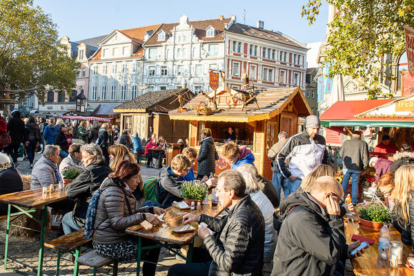 Eine vielfältige Auswahl an Speisen und Getränken mit Mumme bietet am zweiten Novemberwochenende der Spezialitätenmarkt auf dem Kohlmarkt. (Wird bei Klick vergrößert)