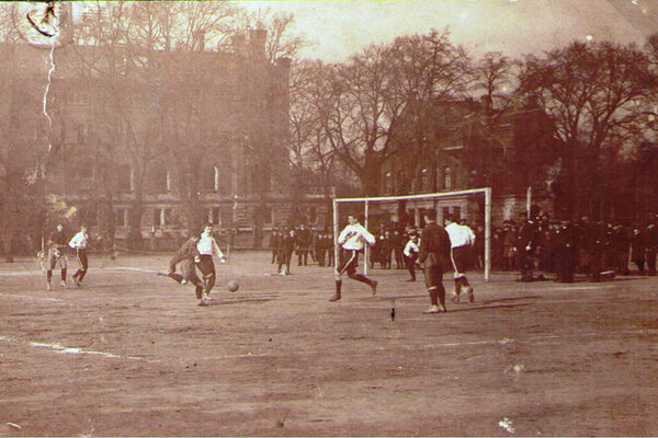 Historische Aufnahme des „Kleines Exers“ in Braunschweig: Hier fand vor 145 Jahren das erste Fußballspiel auf deutschem Boden statt. (Wird bei Klick vergrößert)