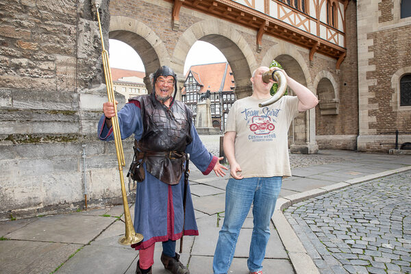 Wolfgang Struchtrup, Büttel Mollinarius, und Daniel Diekmann, Geschäftsführer Mittelalter Marketing GmbH, freuen sich auf den 34. Mittelaltermarkt am Pfingstwochenende auf dem Burgplatz. (Wird bei Klick vergrößert)