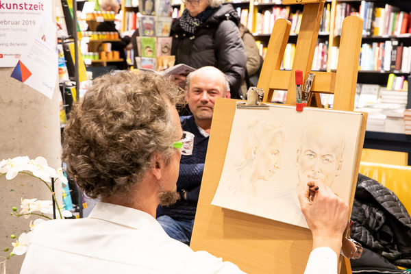 Kunst zum Mitnehmen gab es bei der winterkunstzeit sogar in Form eines eigenen Portraits, wie hier bei Magnus Kleine-Tebbe in der Buchhandlung Graff. (Wird bei Klick vergrößert)
