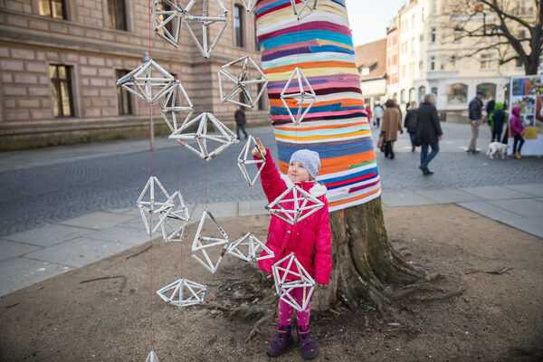 Die winterkunstzeit 2019 bringt am 9. und 10. Februar Kunst mitten in die Innenstadt. 2018 sorgte die Kunstaktion der Neuerkeröder Kunstwerkstatt Villa Luise am Domplatz für Aufmerksamkeit. (Wird bei Klick vergrößert)