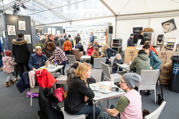 Kunst sehen, erleben, ausprobieren und darüber sprechen – die Besucherinnen und Besucher nutzten das Art-Café zum Austausch oder zur entspannten Pause. (Wird bei Klick vergrößert)