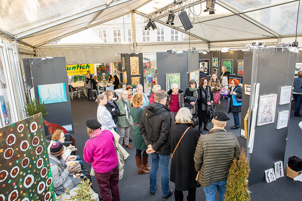 Im ›Wiederaufbau‹-Atelier auf dem Kohlmarkt ließen sich zahlreiche Besucherinnen und Besucher durch die Ausstellungen führen. (Wird bei Klick vergrößert)