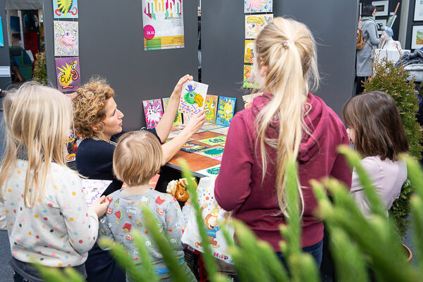 Kunst für die Kleinen: Bei der Kinderführung eroberten junge Besucherinnen und Besucher das ›Wiederaufbau‹-Atelier. (Wird bei Klick vergrößert)