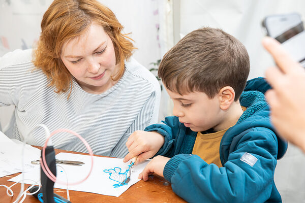 Die jungen Nachwuchskünstlerinnen und -künstler probierten sich selbst aus und lernten zum Beispiel den Umgang mit dem 3D-Pen. (Wird bei Klick vergrößert)