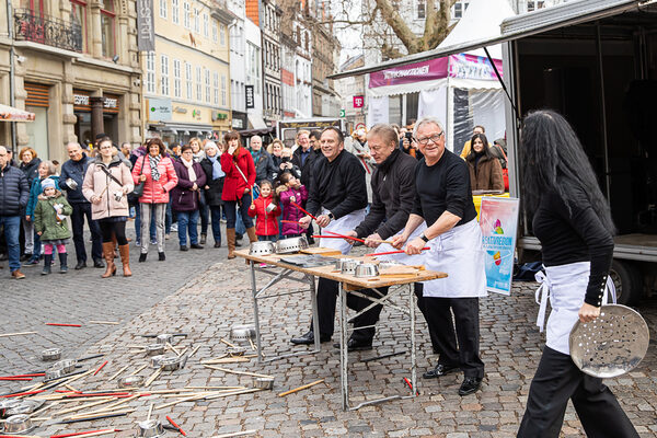 Viel Publikum versammelte sich am Samstag auf dem Kohlmarkt, als die Kreativregion bei einem Trommelflashmob kreativ und laut wurde. (Wird bei Klick vergrößert)