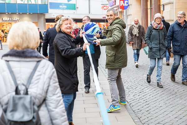 Die Strickautomaten liefen heiß und bescherten der Villa Luisa nicht nur die für die Spende geforderten 278 Meter vom Kohlmarkt bis zum REWE Markt im Konrad-Koch-Quartier, sondern rund 750 Meter insgesamt. (Wird bei Klick vergrößert)