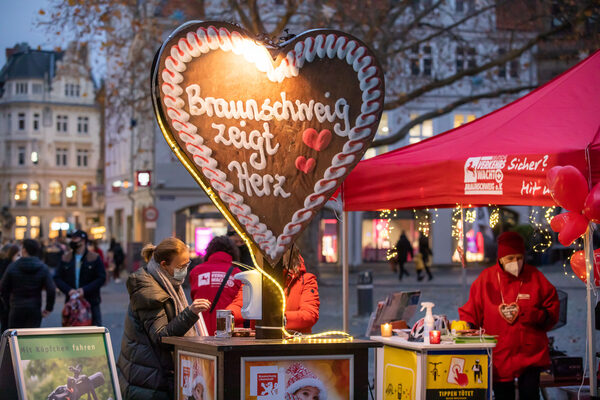 Gäste der Braunschweiger Innenstadt spendeten am vergangenen Samstag bei „Braunschweig zeigt Herz“ für die Verkehrswacht Braunschweig. (Wird bei Klick vergrößert)