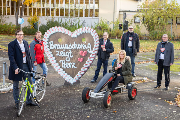 Die Erlöse der Spendenaktion „Braunschweig zeigt Herz“ am 28. November kommen der Verkehrswacht Braunschweig zugute. Organisatoren, Partner und Sponsoren freuen sich auf viele Spenderinnen und Spender: (v. l. n. r.) Gunnar Stratmann (Braunschweigische Landessparkasse), Michael Schlutow (Verkehrswacht Braunschweig e. V.), Claus Dannehl jun. (Schaustellerverband Braunschweig), Nina Fritzler (Braunschweig Stadtmarketing GmbH), Olaf Jaeschke (Arbeitsausschuss Innenstadt Braunschweig e. V.) und Ralf Keffel (REWE Märkte Braunschweig). (Wird bei Klick vergrößert)