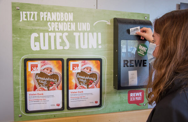 Bei der Aktion „Pfandtastisch“ können Besucherinnen und Besucher ab sofort in REWE Märkten der Region ihren Pfandbetrag im Rahmen von „Braunschweig zeigt Herz“ für die Verkehrswacht Braunschweig spenden. (Wird bei Klick vergrößert)