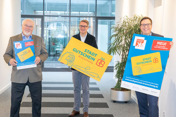 Die Angebotsvielfalt von Braunschweig in einem Gutschein vereint: (v. l. n. r.) Heinz-Werner Kretschmann (AAI), Gerold Leppa (Stadtmarketing) und Gunnar Stratmann (Braunschweigische Landessparkasse) präsentieren den Stadtgutschein Braunschweig. (Wird bei Klick vergrößert)