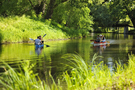 Mit dem Kanu, Tretboot oder Floß können Braunschweigerinnen und Braunschweiger die Sommertage auf der Oker genießen.