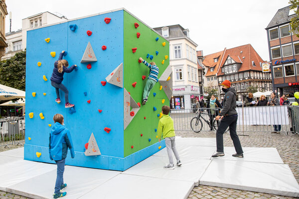 Auf dem Kohlmarkt übten Anfängerinnen und Anfänger des Klettersports ihre ersten Griffe am Boulderwürfel. (Wird bei Klick vergrößert)