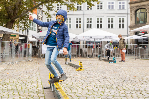 Ihren Gleichgewichtssinn stellten Besucherinnen und Besucher auf den Slacklines unter Beweis. (Wird bei Klick vergrößert)