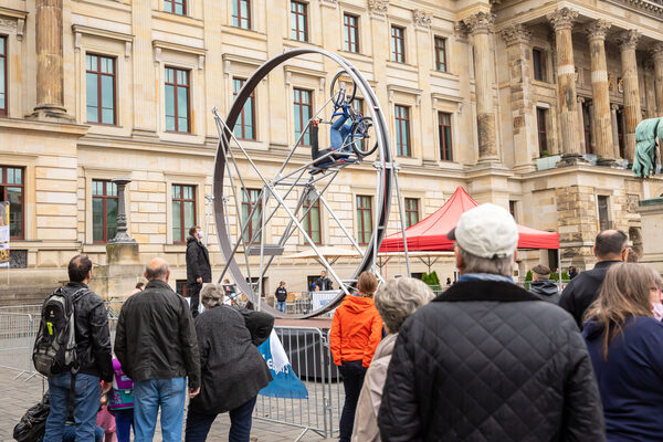 Unter den Blicken zahlreicher Zuschauerinnen und Zuschauer trotzten Mutige der Schwerkraft und schafften den Überschlag beim Looping Bike. (Wird bei Klick vergrößert)