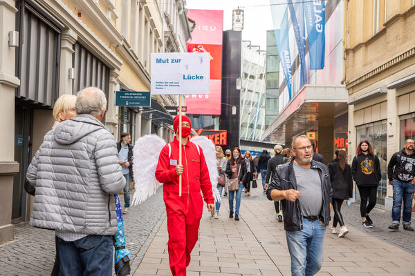 Mut zur Lücke: Abstandsengel erinnerten Besucherinnen und Besucher daran, genügend Abstand zu halten. (Wird bei Klick vergrößert)