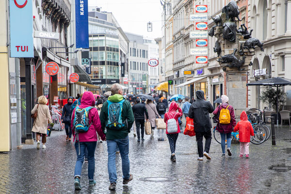 Zahlreiche Besucherinnen und Besucher trotzten dem wechselhaften Herbstwetter. (Wird bei Klick vergrößert)