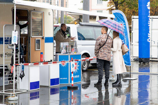 Die Besucherinnen und Besucher informierten sich bei der Polizei und der Verkehrswacht auf dem Schlossplatz über aktuelle Fragestellungen rund um die Themen Verkehr und Sicherheit. (Wird bei Klick vergrößert)