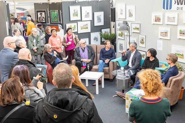 Mit einer Gesprächsrunde eröffnete heute die winterkunstzeit: (v. l. n. r.) Moderator Wolfram Bäse-Jöbges, Olaf Jaeschke und Mirko Rüsing (AAI), Dshay Herweg (Baugenossenschaft ›Wiederaufbau‹), anna.laclaque (Kunsthaus BBK) und Björn Nattermüller (Stadtmarketing). (Wird bei Klick vergrößert)