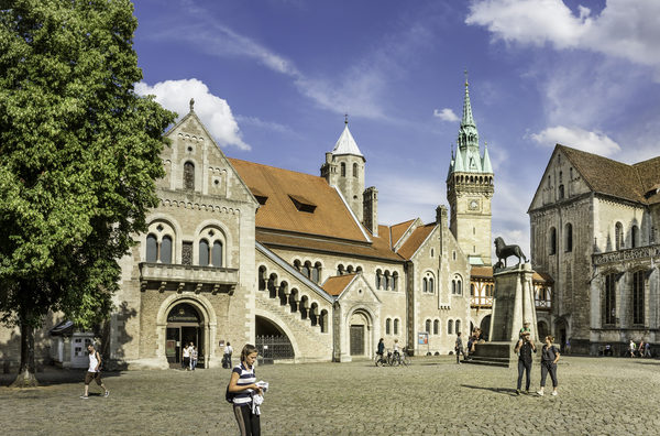 Auf dem Braunschweiger Burgplatz ist die Geschichte der niedersächsischen Großstadt noch heute gegenwärtig. (Wird bei Klick vergrößert)