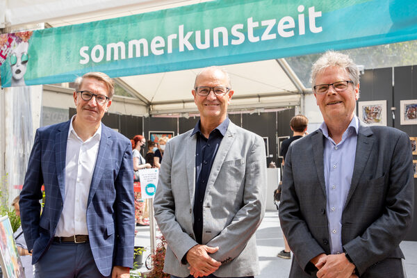 (V. l. n. r.) Gerold Leppa, Stadtmarketing, Andreas Ring, Arbeitsausschuss Innenstadt Braunschweig e. V., und Heinz-Joachim Westphal, Baugenossenschaft ›Wiederaufbau‹, eröffneten die sommerkunstzeit auf dem Kohlmarkt. (Wird bei Klick vergrößert)