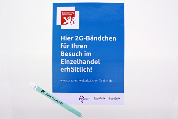 Das 2G-Bändchen ist ab Montag im Einzelhandel erhältlich und ersetzt den 2G-Nachweis in teilnehmenden Geschäften. (Wird bei Klick vergrößert)