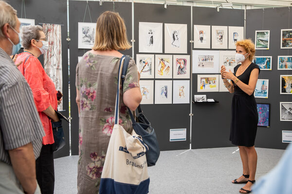 Julia Taut, Berufsverband Bildender Künstlerinnen und Künstler, führte die ersten Besucherinnen und Besucher durch die Ausstellung im ›Wiederaufbau‹-Atelier. (Wird bei Klick vergrößert)