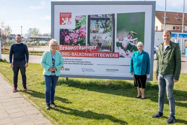 Die Jurymitglieder (v. l. n. r.) Eric Spruth (BBG), Bürgermeisterin Annegret Ihbe (Stadt Braunschweig), Ulrike Neumann (Braunschweig Stadtmarketing GmbH) und Karsten Mentasti (Braunschweiger Zeitung) freuen sich schon auf die Einsendungen in den drei neuen Kategorien des BBG-Balkonwettbewerbs. (Wird bei Klick vergrößert)