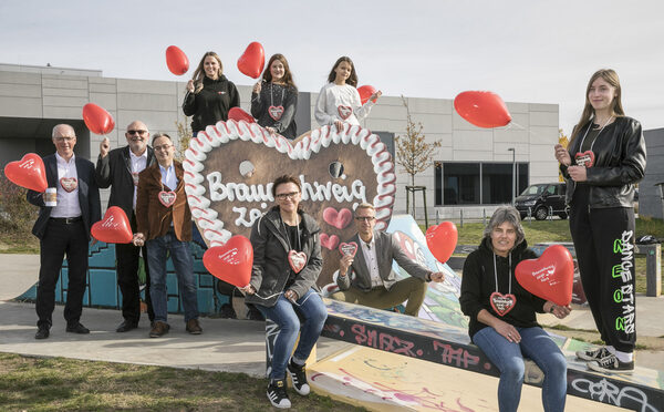 Die Initiatoren und Sponsoren von „Braunschweig zeigt Herz“ freuen sich mit einem der diesjährigen Spendenempfänger, dem DRK-Kinder- und Jugendzentrum Wenden, auf den 27. November: (v. l. n. r., hinten) Matthias Konrad (Sprecher der Arbeitsgemeinschaft der Braunschweiger Wohlfahrtsverbände), Olaf Jaeschke (Vorstandsvorsitzender AAI), Claus Dannehl jun. (Vorstandsmitglied Schaustellerverband Region Harz und Heide e. V.) und die Mitarbeiterin und Besucherinnen des Jugendzentrums Laura Franke, Jennifer Jung und Johanna Klose sowie (v. l. n. r., vorne) Nicole Kumpis (Vorstand DRK Kreisverband Braunschweig-Salzgitter), Björn Nattermüller (Braunschweig Stadtmarketing GmbH), Silke Schlegel (Leiterin Kinder- und Jugendzentrum Wenden) und Besucherin Fiona Kühl. (Wird bei Klick vergrößert)