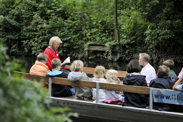 Gruselspaß auf der Oker: Jeden Dienstag in den Sommerferien können junge Gruselfans bei einer abendlichen Okerfahrt schaurigen Geschichten lauschen. Dieses Jahr gilt eine Maskenpflicht während der Fahrt. (Wird bei Klick vergrößert)