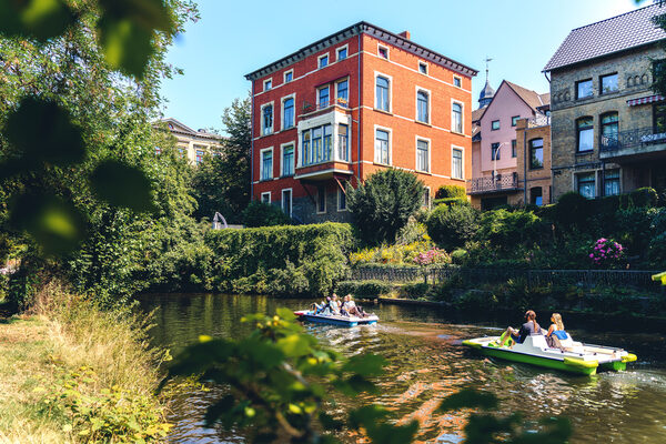 Der Braunschweiger Fluss Oker lädt ein zu einem sportlichen Abenteuer auf dem Tretboot, Kanu oder Stand-Up-Paddle-Board. (Wird bei Klick vergrößert)