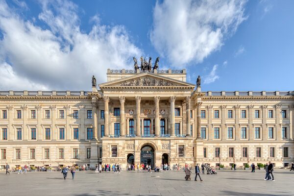 Auf dem Residenzschloss thront die größte Quadriga Europas mit Wagenlenkerin, der Stadtgöttin Brunonia, über der Stadt. (Wird bei Klick vergrößert)