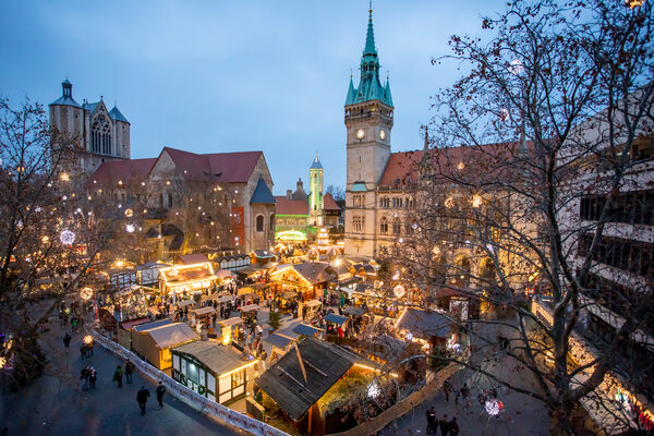 Auf den Gastronomieflächen – wie hier auf dem Platz der Deutschen Einheit – genossen die Besucherinnen und Besucher weihnachtliche Leckereien und wärmende Getränke. (Wird bei Klick vergrößert)