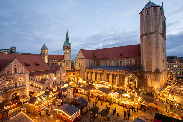 An insgesamt 30 Markttagen brachte der Braunschweiger Weihnachtsmarkt in diesem Jahr adventlichen Lichterglanz auf die Plätze rund um den Dom St. Blasii und die Burg Dankwarderode.